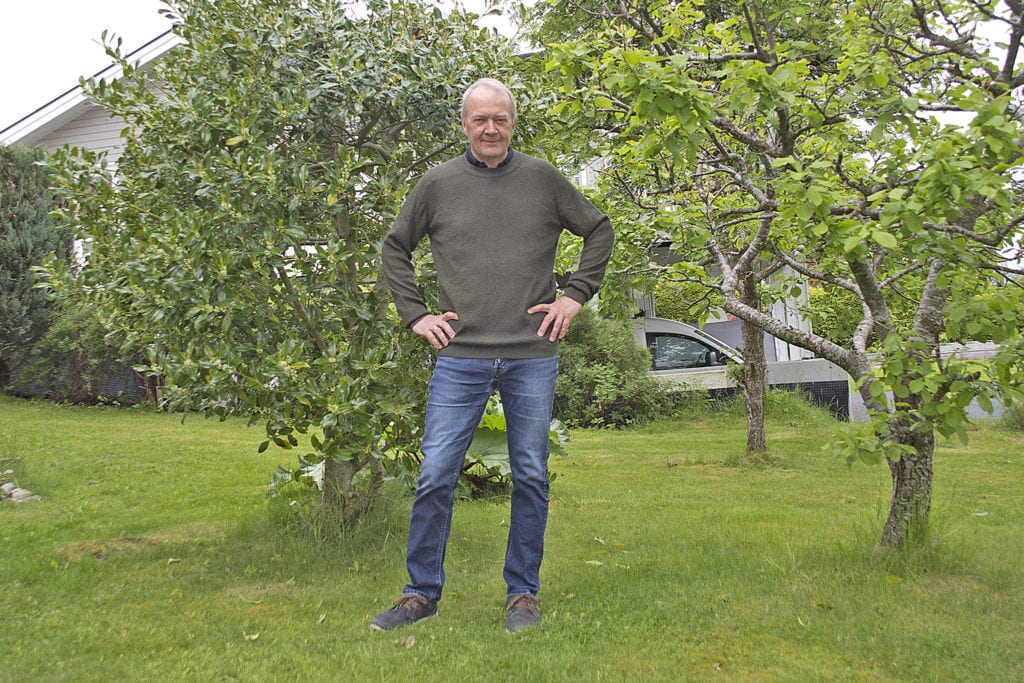 Jan Håkon Fjeldheim i hagen sin