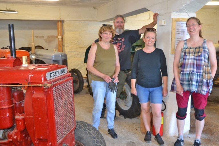 Vennelaget for Landbruksmuseet på Gjermundnes jobbar dugnad før sesongstart.