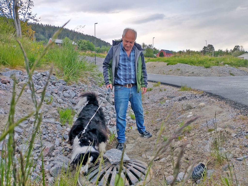 Hund og eigar ved ein vasskumme.