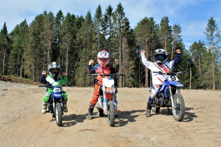 Forsiktige testkøyrerar i Øveråslia . F.v Oliver Vik ,Iben Linea Selnes og Mathias Madsen.