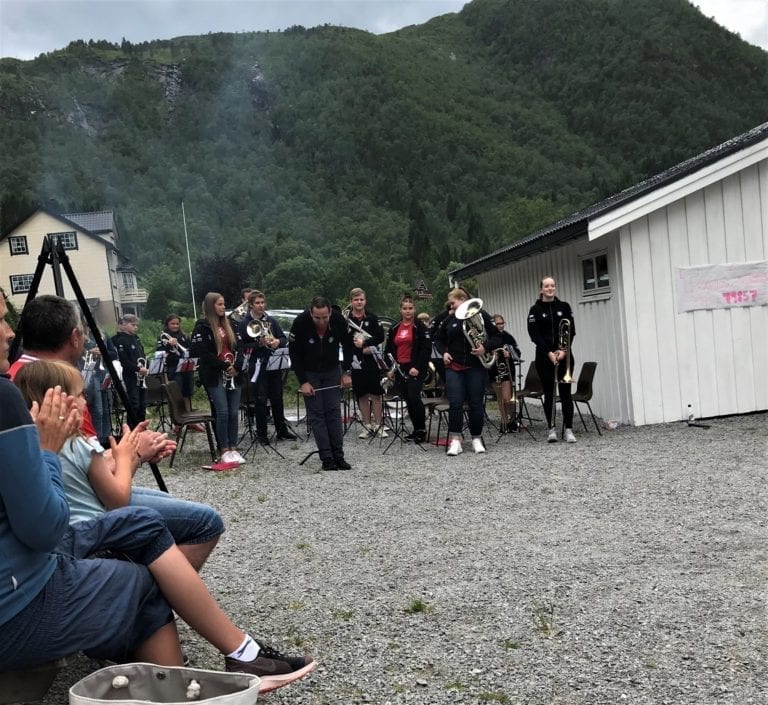 Tomrefjord skulekorps takka for seg denne sesongen med ein minikonsert ved Frostad grendahus.