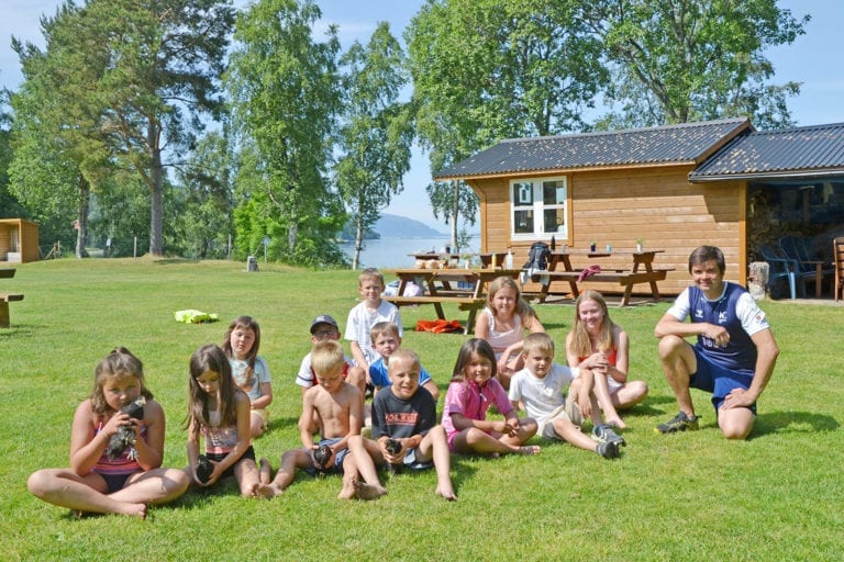 I strålande solskin og god varme har om 30 ungar vore på leir i Hjelvika denne veka.