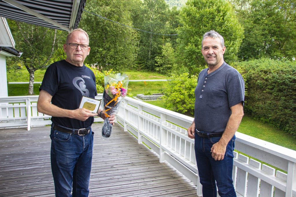 Arnstein Leikarnes (til venstre) vert takka av etter 50 år i Posten.