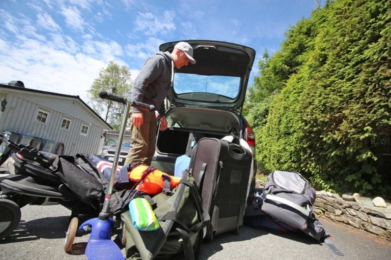 Dete er mye å tenke over når en skal pakke feriebilen. (Foto: Tryg Forsikring)