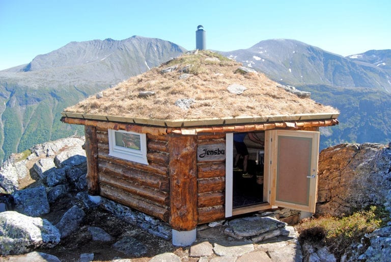 Jensbu vart sett opp på Storskorkja på dugnad. Den vart opna i august 2018. (Arkivfoto)