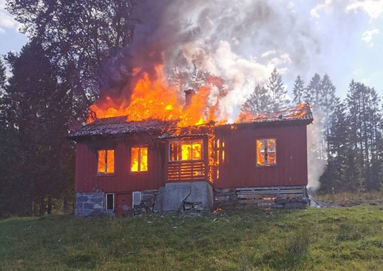 Huset var overtent då brannvesenet kom fram. (Foto: Bjørn Kenneth Amdam)