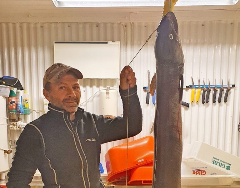 Havål på to meter: Geir Inge Løvik med diger ål på kroken.