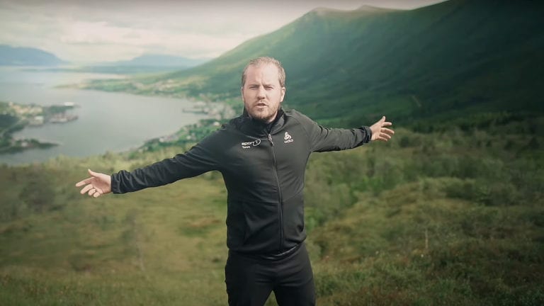 Knut Marius i fjella ovom Tomrefjord.