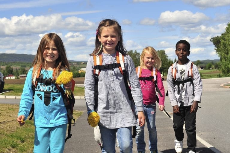 La barna gå eller sykle til skolen, oppfordrer Trygg Trafikk. Foto: Anders Aa Hagen.