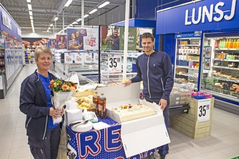 Tone Sivertsen Lid vart feira med kake etter 30 år i Rema 1000. No går ho over i pensjonisttilværet. Her saman med Kjøpmann Robert Connor.