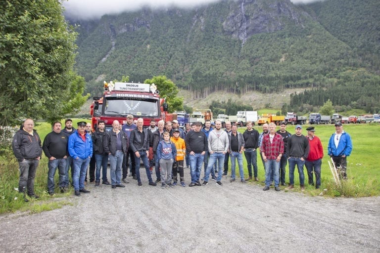 20 yrkesveteranbilar var klare for tur i Tresfjord laurdag morgon.