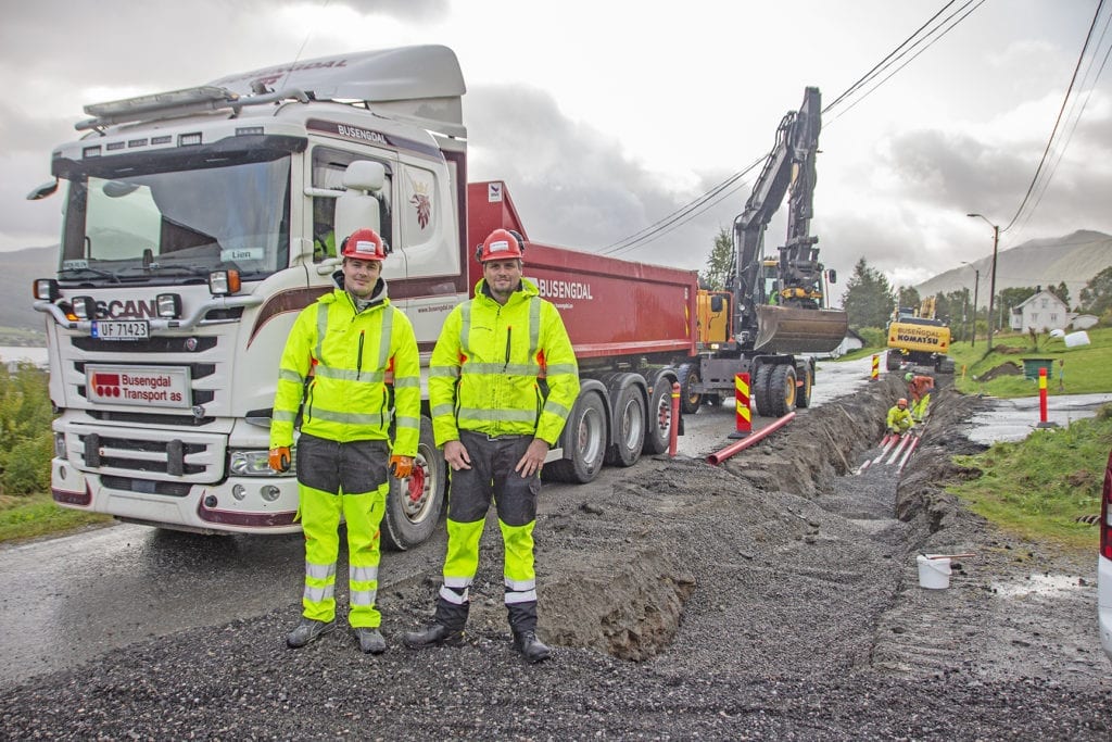 Christoffer Tjugem og Jonathan Steinsik, samt resten av arbeidskarane i Busengdal er i full gang med ågrave grøfter for ny høgspentkabel til Furneset.