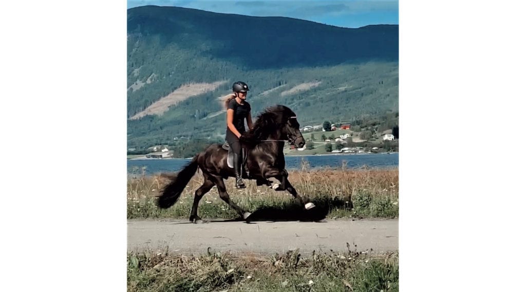 Ingrid Marie Larsen dyrker idrettsglede frå hesteryggen.