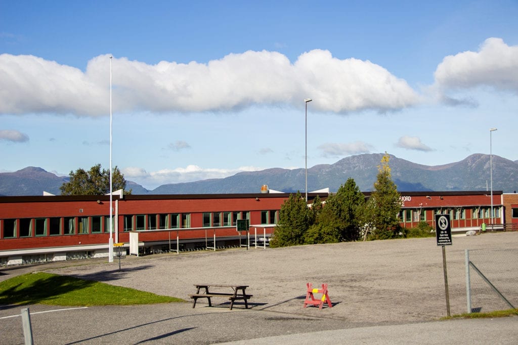 Flaggstanga ved Tomrefjord skule var naken på konfirmasjonsdagen. 18 elevar ved skulen konfirmerte seg laurdag 26. september.