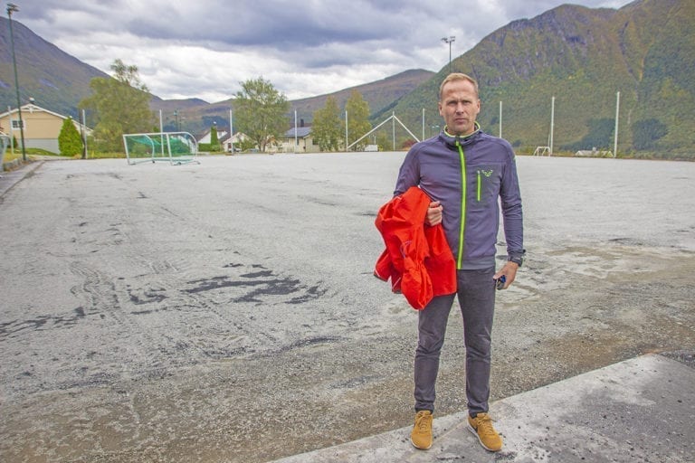 Det vert lagt nytt kunstgrasdekke i Tomrefjord. Geir Tony Tomren fortel om storep lanar før 100-årsfeiringa neste år.