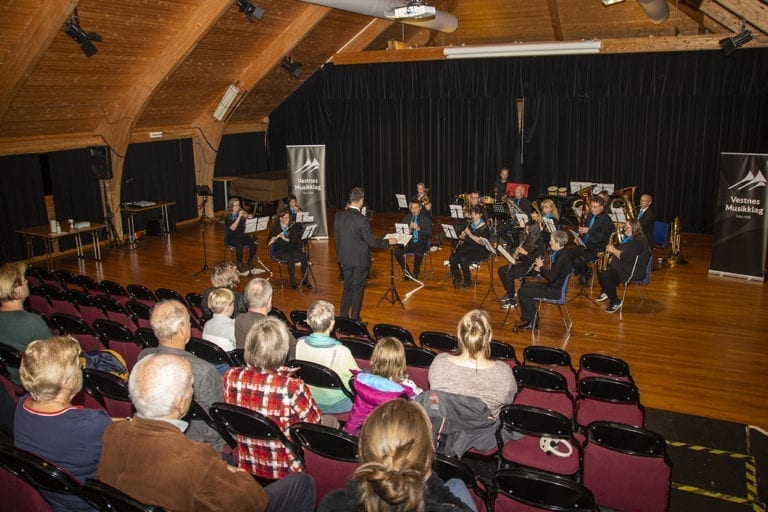 Vestnes Musikklag inviterte til minikonsert på Myra kulturhus måndag kveld.