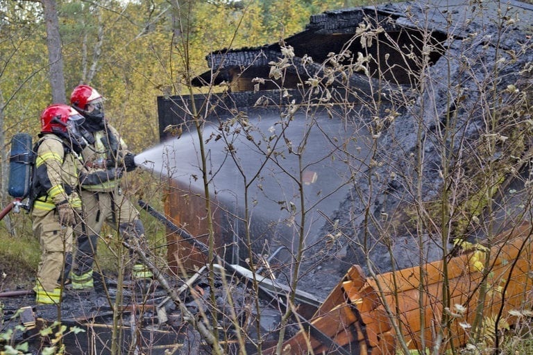 Vestnes brannvesen rykka søndag ettermiddag ut etterm elding om brann i terreng. Det synte seg å vere ei redskapsbod som stod i full fyr. (Foto: Asle Klock)