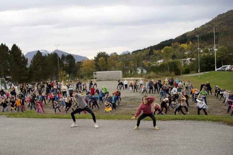 Samhald: Elevar og tilsette dansa BlimE-dansen og song «Stopp, ikkje mobb kameraten min»