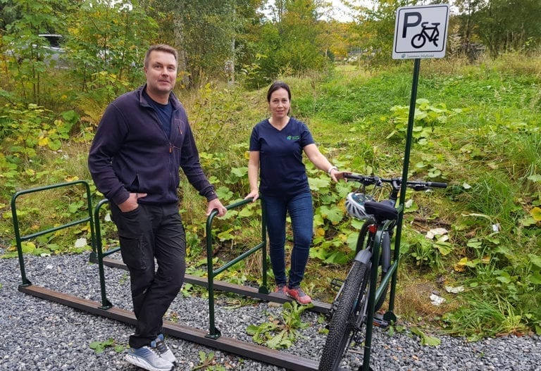 To slike sykkelstativ vert plassert ut i Vestnes. Eitt ved Kråkvika, og eitt i Leirvågen. (Foto: Sunnmøre Friluftsråd)