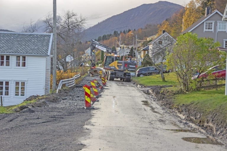 Berre halve vegen vert asfaltert etter gravearbeidet med dei nye elektriske kablane mellom Kjelbotn og Furneset. Her frå Brastadstranda.