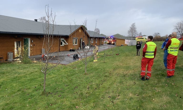 Ingen personar vart skada og det vart berre mindre materielle skadar då det braut ut brann i eit leilegheitsbygg på Vestnes laurdag føremiddag. (Foto: Vestnes Brannvesen)