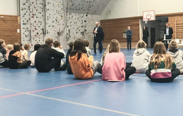 Oppfordra: Ordførar Geir Inge Lien oppfordra skulen til å arbeide for å bli best i verden på trisvel. (Foto: Tomrefjord skule/Ronny Engan)