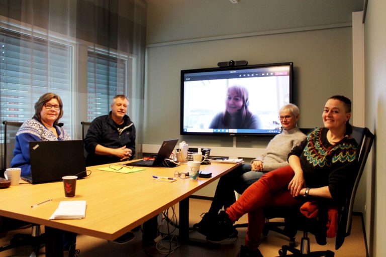 Psykisk helseteam i Vestnes kommune har lagt om mange arbeidsvaner det siste koronaåret. F.v og rundt bordet sit Heidi Krohn Dahle, Halvard Grebstad, Edel Vestre på storskjerm, Irene Nakken og Hege Anita Øverås.