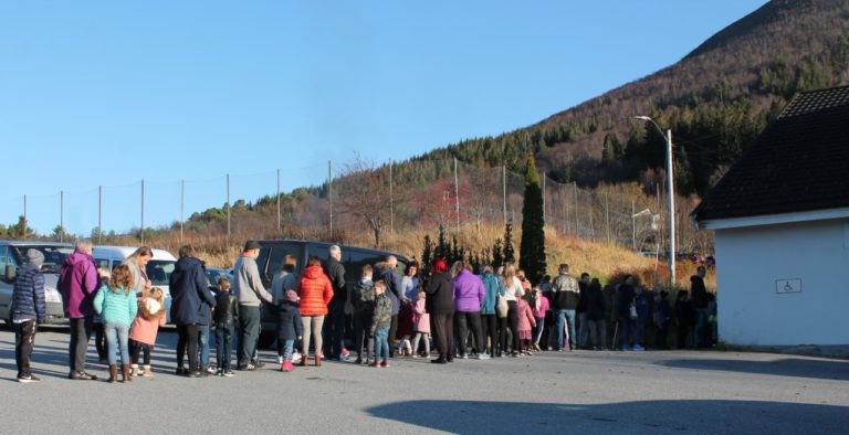 No opnar Tomrefjord kino dørene sine på Idahall igjen. Bilete er frå Kinoens dag i 2019, då corona berre var kjent som eit ølmerke.